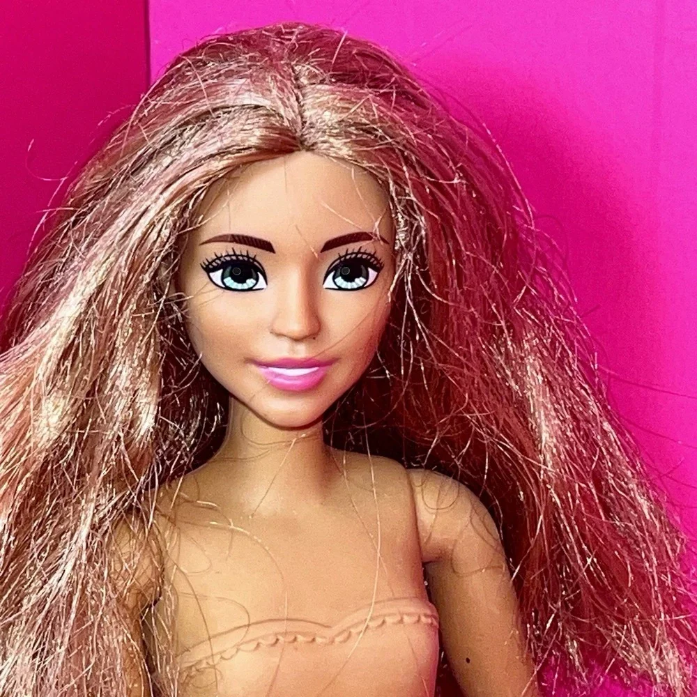 2022 Barbie Mattel Brown Hair Doll Green Eyes R44HF‎ HLL21